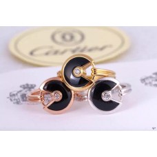 Anillo Amulette de Cartier de ónix negro con diamante en oro amarillo, oro blanco y oro rosa