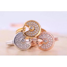 Anillo Amulette de Cartier con diamantes en oro amarillo, oro blanco y oro rosa