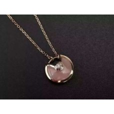 Collar Amulette de Cartier con ópalo rosa y diamantes en oro amarillo, oro blanco y oro rosa