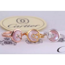 Anillo Amulette de Cartier con ópalo rosa y diamante en oro amarillo, oro blanco y oro rosa