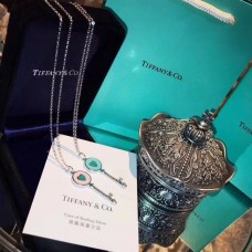 Tiffany Keys Collar de plata de ley con colgante de corazón esmaltado azul y rosa