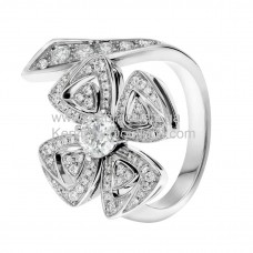 Anillo Bvlgari Fiorever de oro blanco con 1 diamante grande y pavé de diamantes