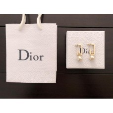 Pendientes enmarcados rectangulares de oro amarillo con colgante de perlas blancas simples de Christian Dior en Dubai