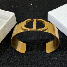 Christian Dior 30 Montaigne Brazalete de latón con dije ahuecado y motivo de CD con acabado en oro antiguo