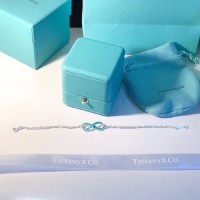 Tiffany Infinity Silver Cadenas dobles Acabado de esmalte azul Pulsera colgante Compromiso Joyería para dama