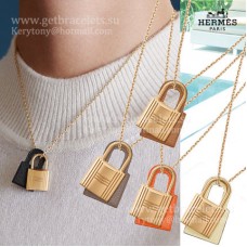 Colgante Hermes OKelly de piel de becerro Swift con baño de oro amarillo