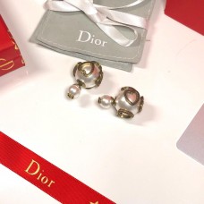 Christian Dior Tribales Pendientes asimétricos de latón con adornos en forma jugosa y perlas blancas CD