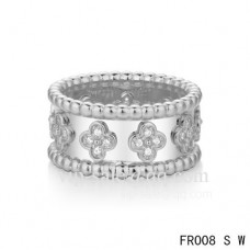 Anillo de trébol blanco con diamantes redondos de Van Cleef Arpels