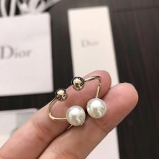 Pendientes tortuosos de oro amarillo con detalle de esfera de perlas blancas Dior Tribales