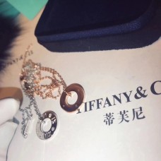 Tiffany Atlas - Collar con colgante de círculo perforado con diamantes tachonados