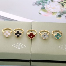 Anillo Van Cleef Arpels Magic Alhambra con nácar y diamantes