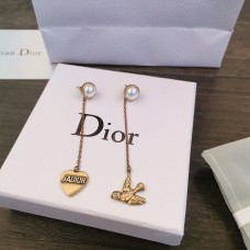 Pendientes largos con borlas y colgantes asimétricos de corazón de golondrina con detalle blanco de latón Dior JAdior