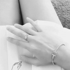 Banda Tiffany Atlas con tres cristales individuales a precio de Dubai