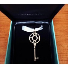 Collar con colgante Tiffany Atlas Keys en plata y oro rosa con tachuelas