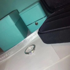 Anillo de boda con engaste de diamantes estrecho Tiffany Harmony