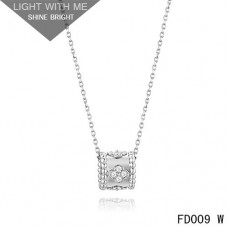 Collar con colgante de trébol Van Cleef Arpels Perlee de oro blanco con diamantes