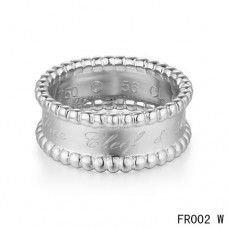 Anillo con firma Van Cleef Arpels Perlee en oro blanco