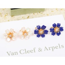 Pendientes de clip Van Cleef Arpels Rose de Noel blanco/azul con diamantes