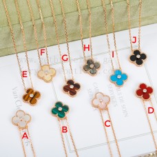 Colgante Van Cleef Arpels Alhambra de oro rosa con diamantes