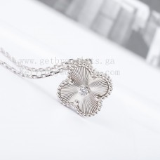 Colgante Van Cleef Arpels Alhambra con motivos plateados y diamantes