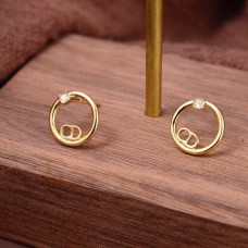 Pendientes circulares chapados en oro amarillo con un solo cristal y motivo del logotipo del CD de Christian Dior.