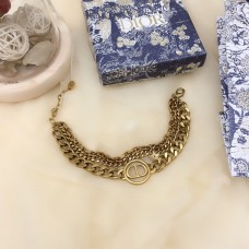 Christian Dior30 Montaigne Pulsera de múltiples cadenas de imitación con colgante circular con logotipo de CD de latón antiguo